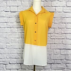 Michael Kors Yellow White Short Sleeve Collared Blouse Gold Accents Size XS‎